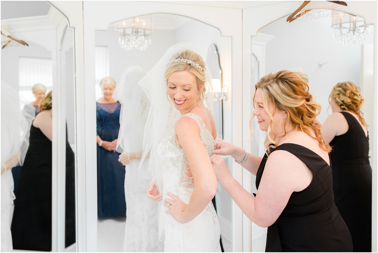 bride gets ready for Eastern PA wedding day photographed by Idalia Photography