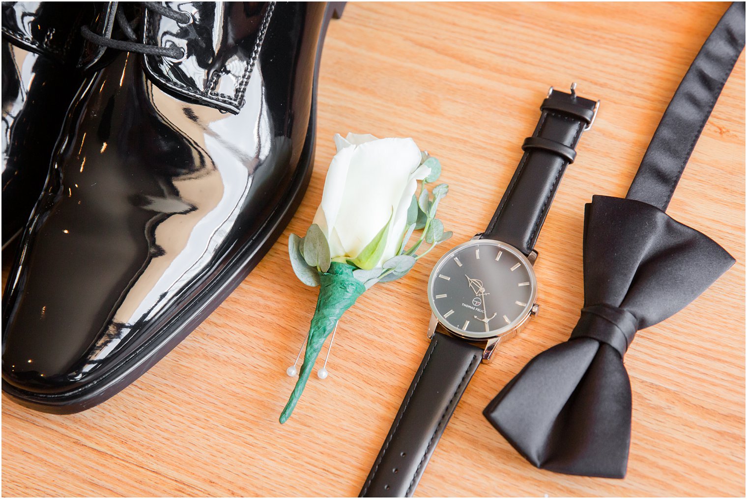 groom's shoes and boutonnière for beach wedding 