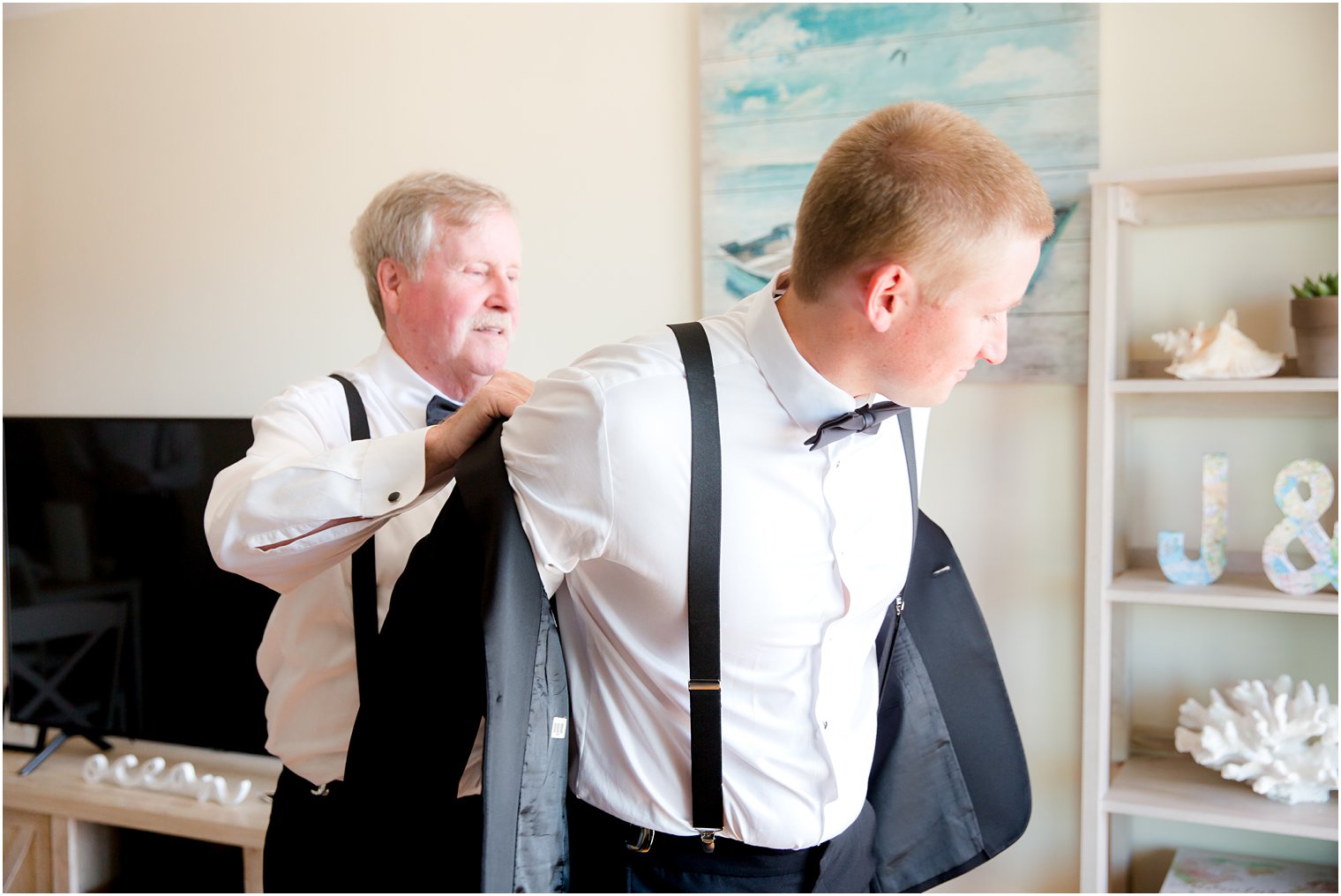 groom prepares for wedding day at Bridgeview Yacht Club