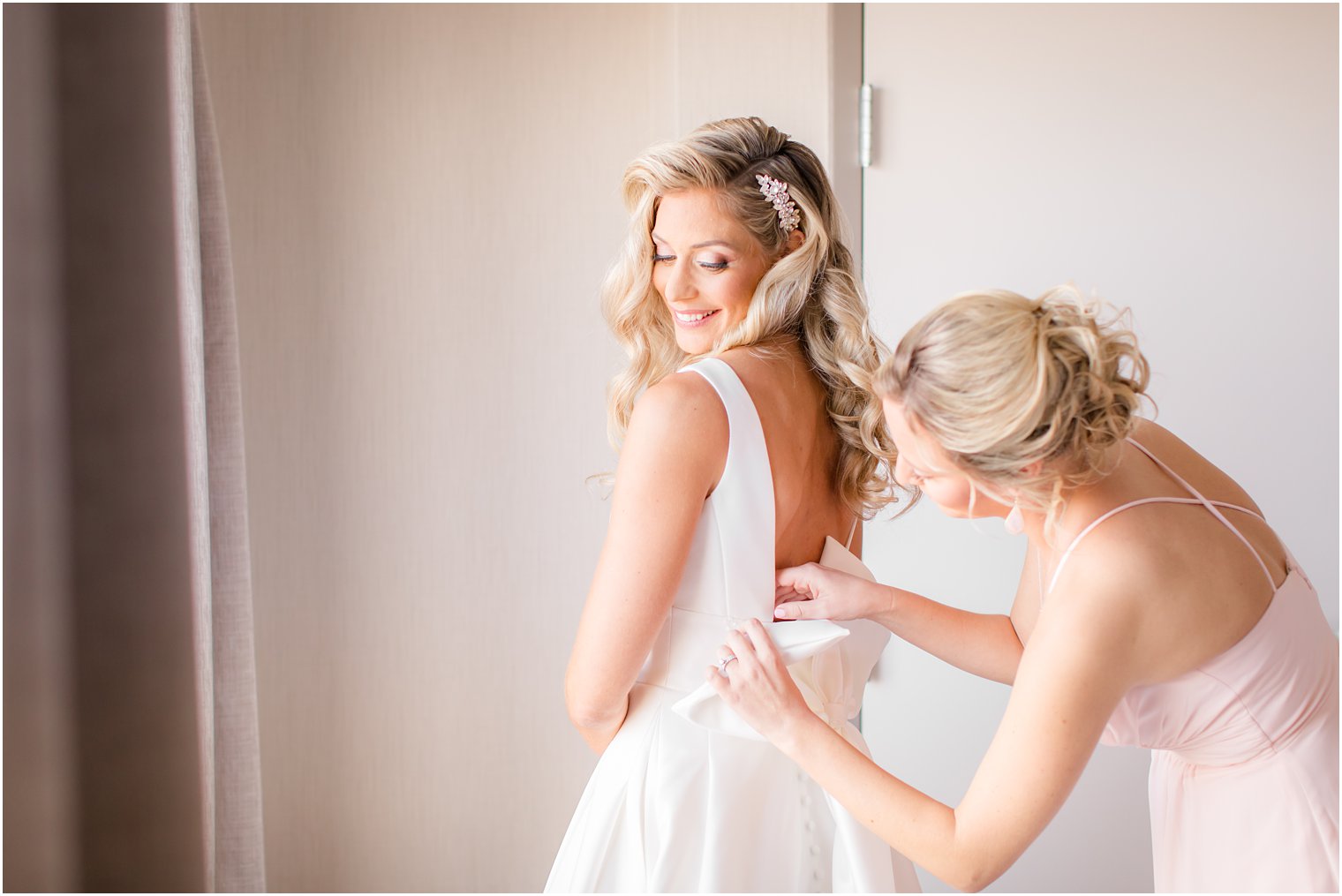 New Jersey bride prepares for wedding day with Idalia Photography