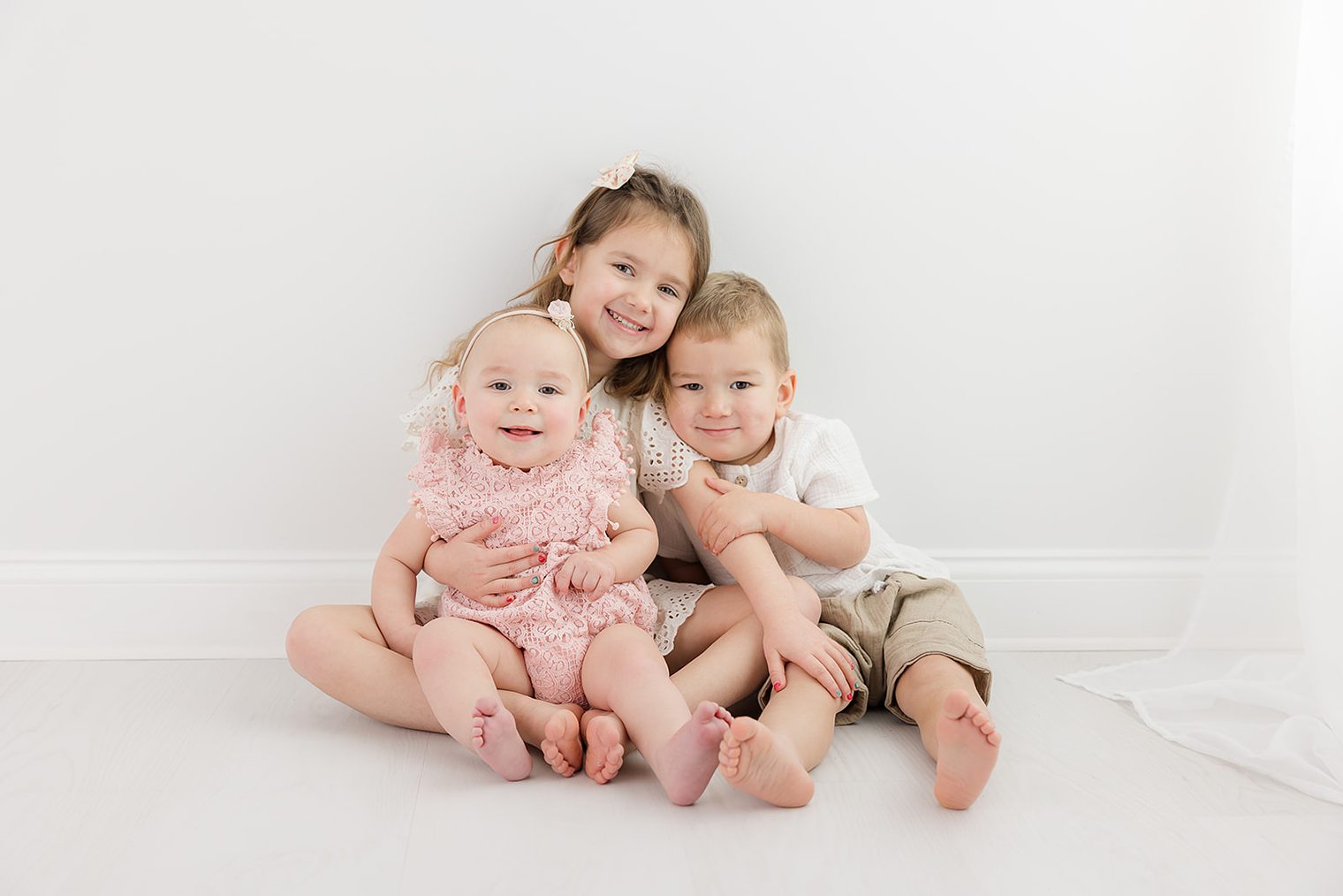 baby girl and her siblings at her sitter session 