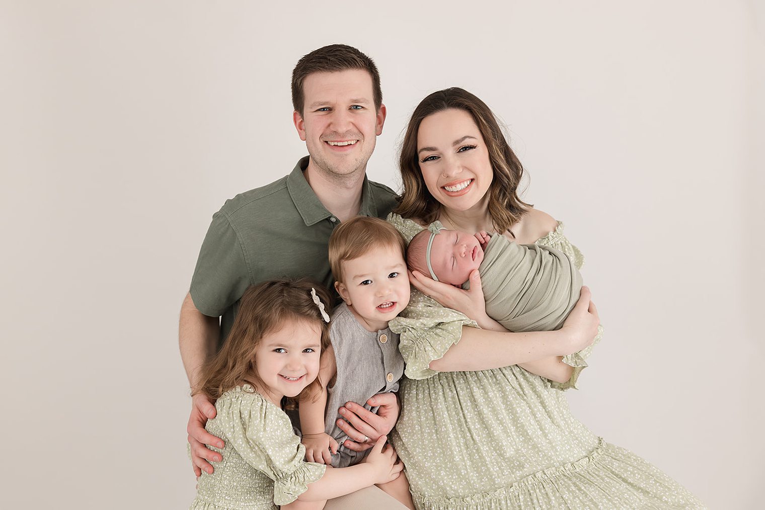 baby girl with her mom and dad in the new born session