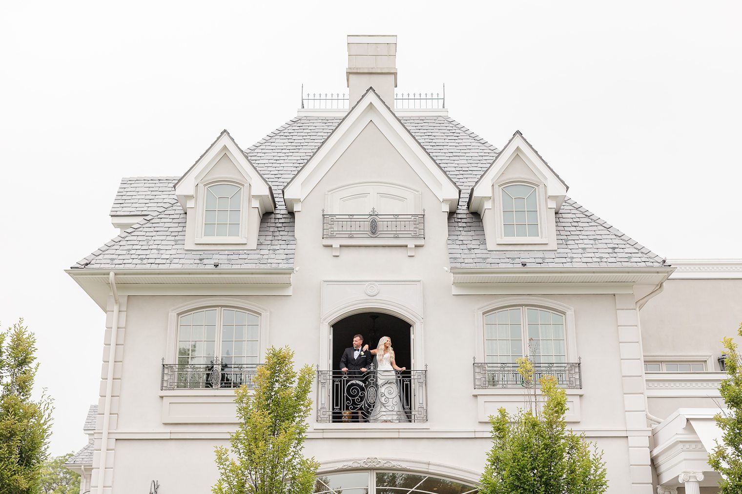 postal from the groom and bride in their wedding day