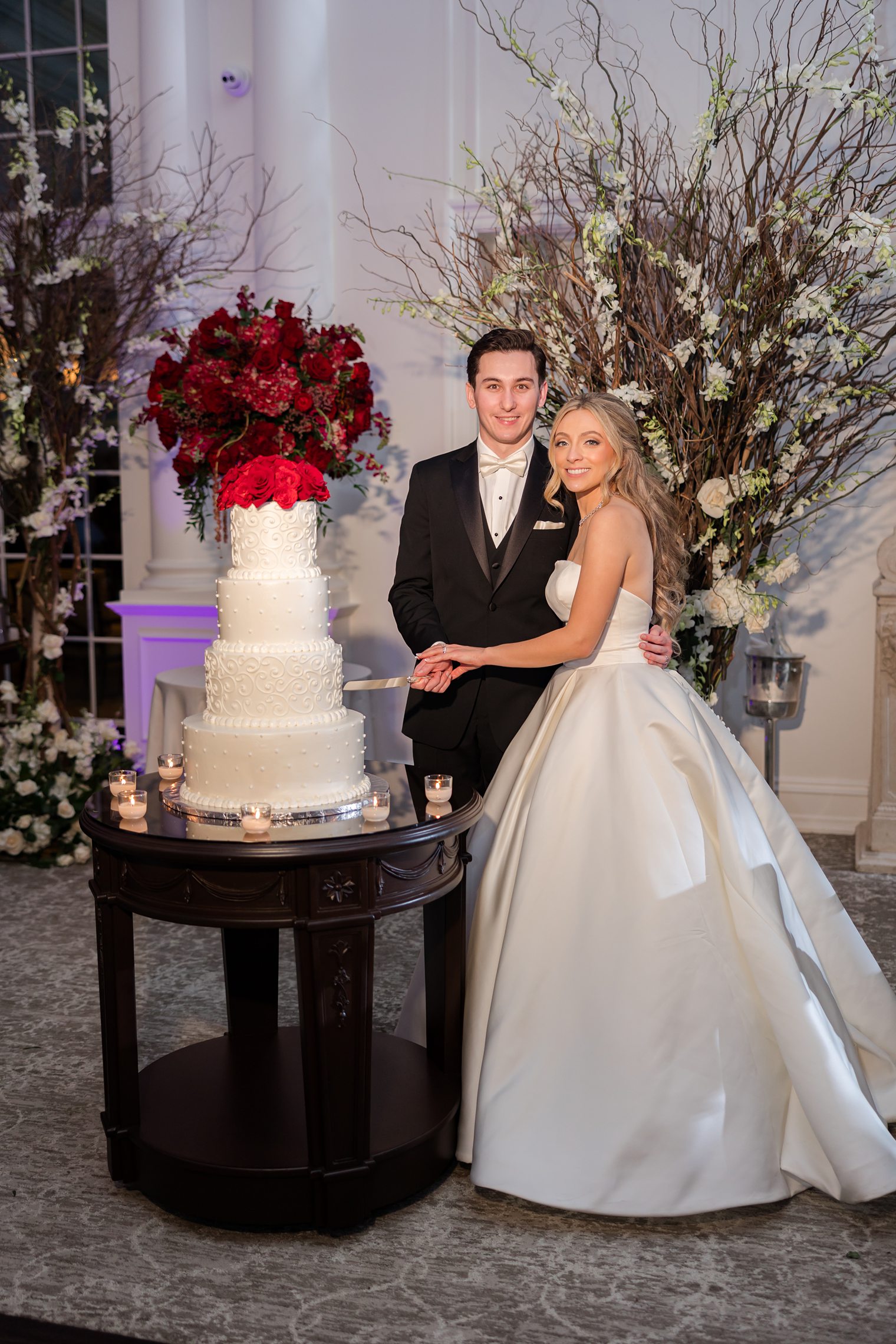 husband and wife cutting their wedding cake at Park Chateau 