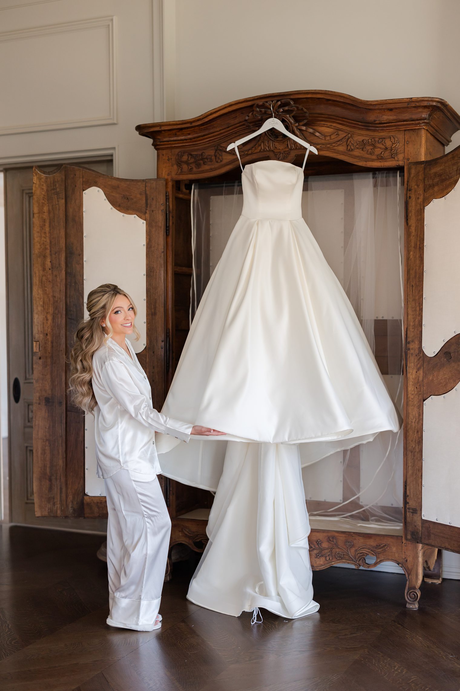 bride showing her dress at Park Chateau