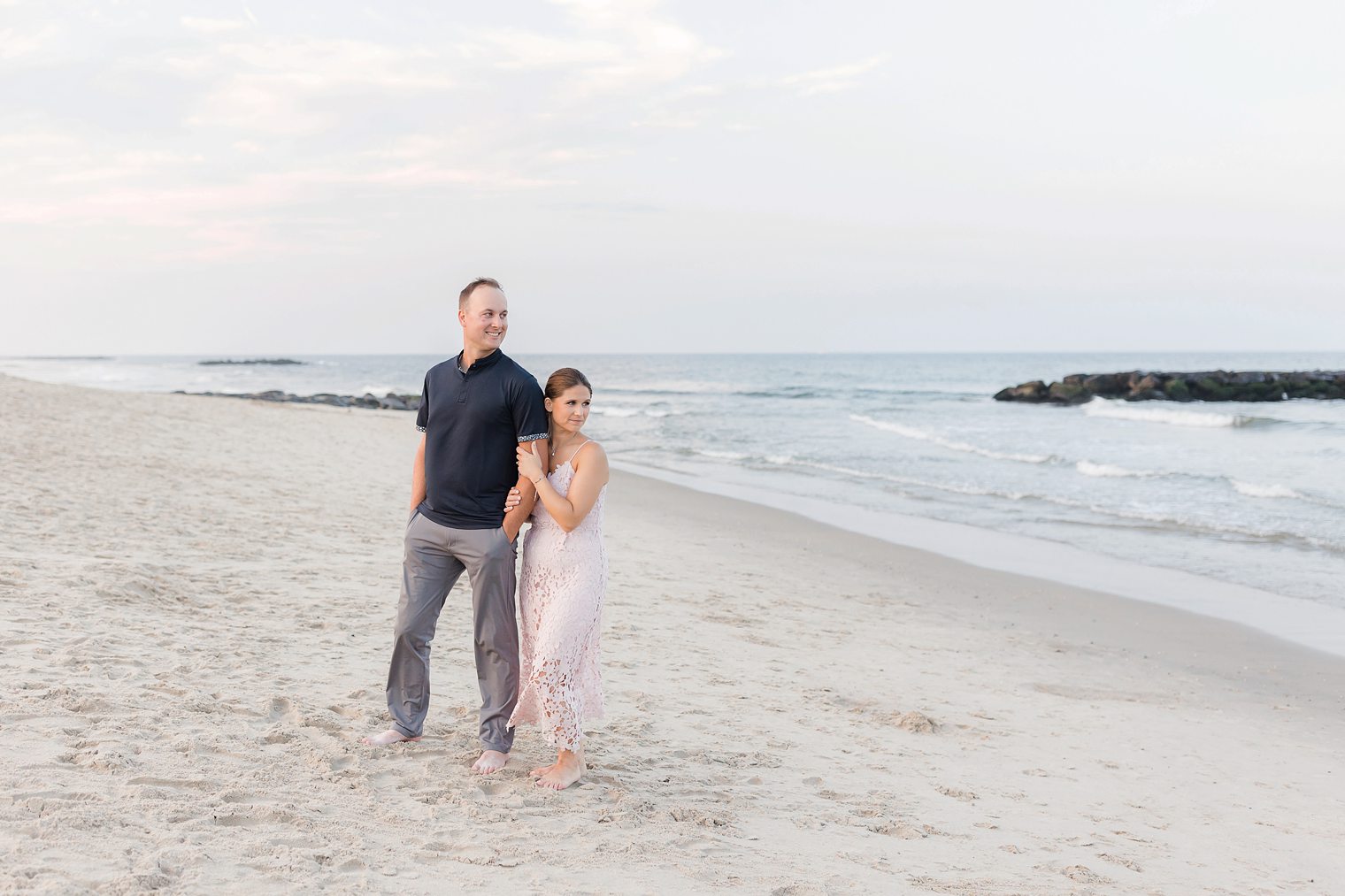 happy couple watching the ocean 