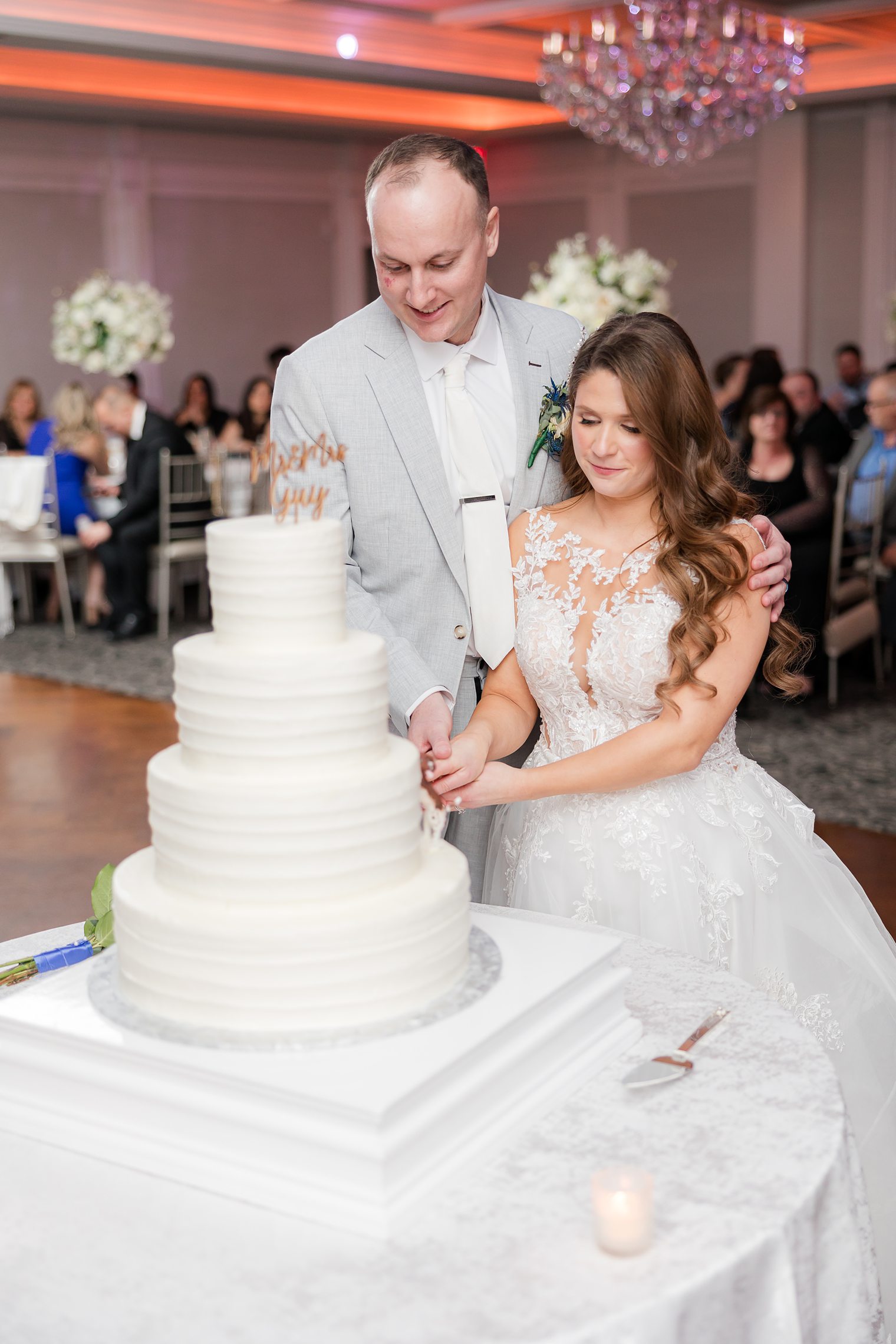 husband and wife cutting the cake