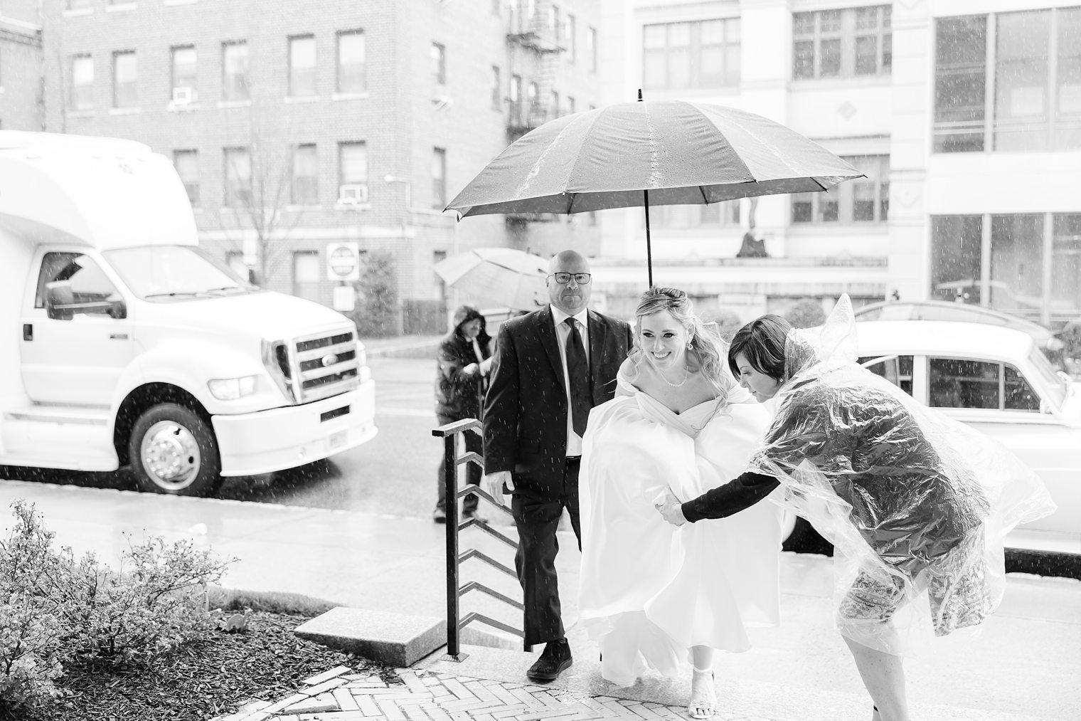 bride arriving to the church with rainy day 