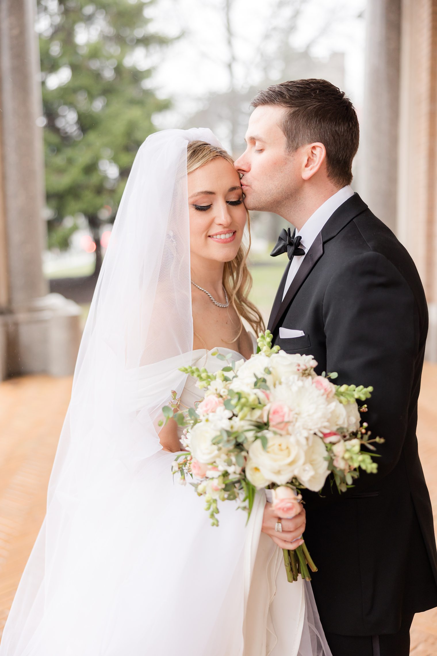 husband kiss his wife on the forehead 