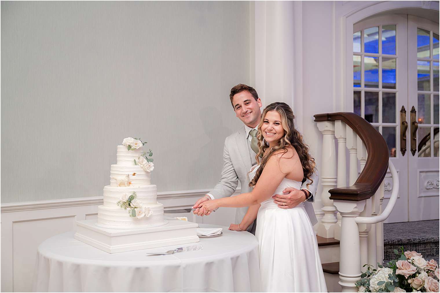 bride and groom cutting the wedding cake