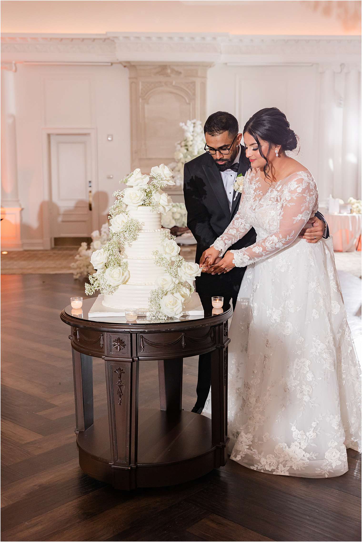 husband and wife cutting the cake