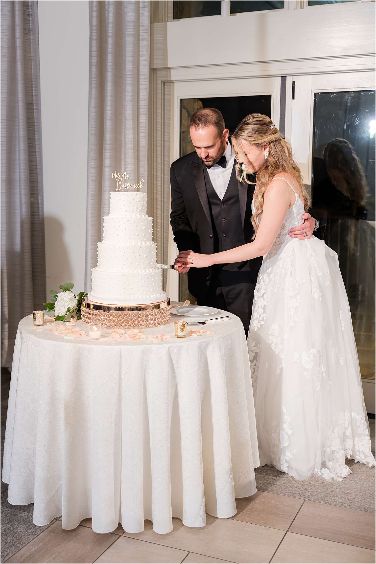 husband and wife cutting the cake