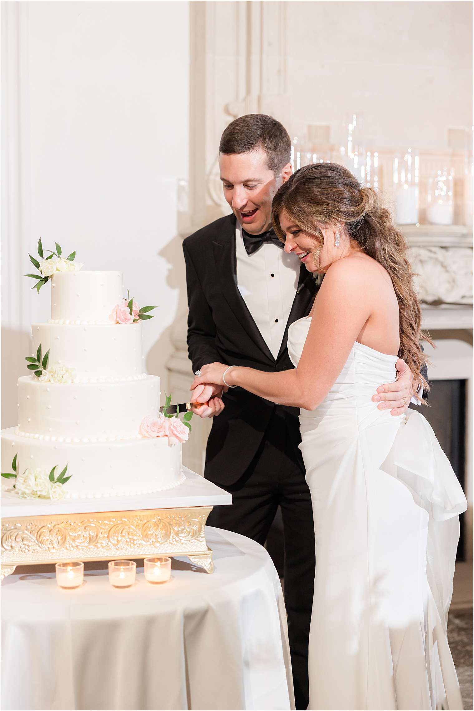 Husband and wife cutting the cake.