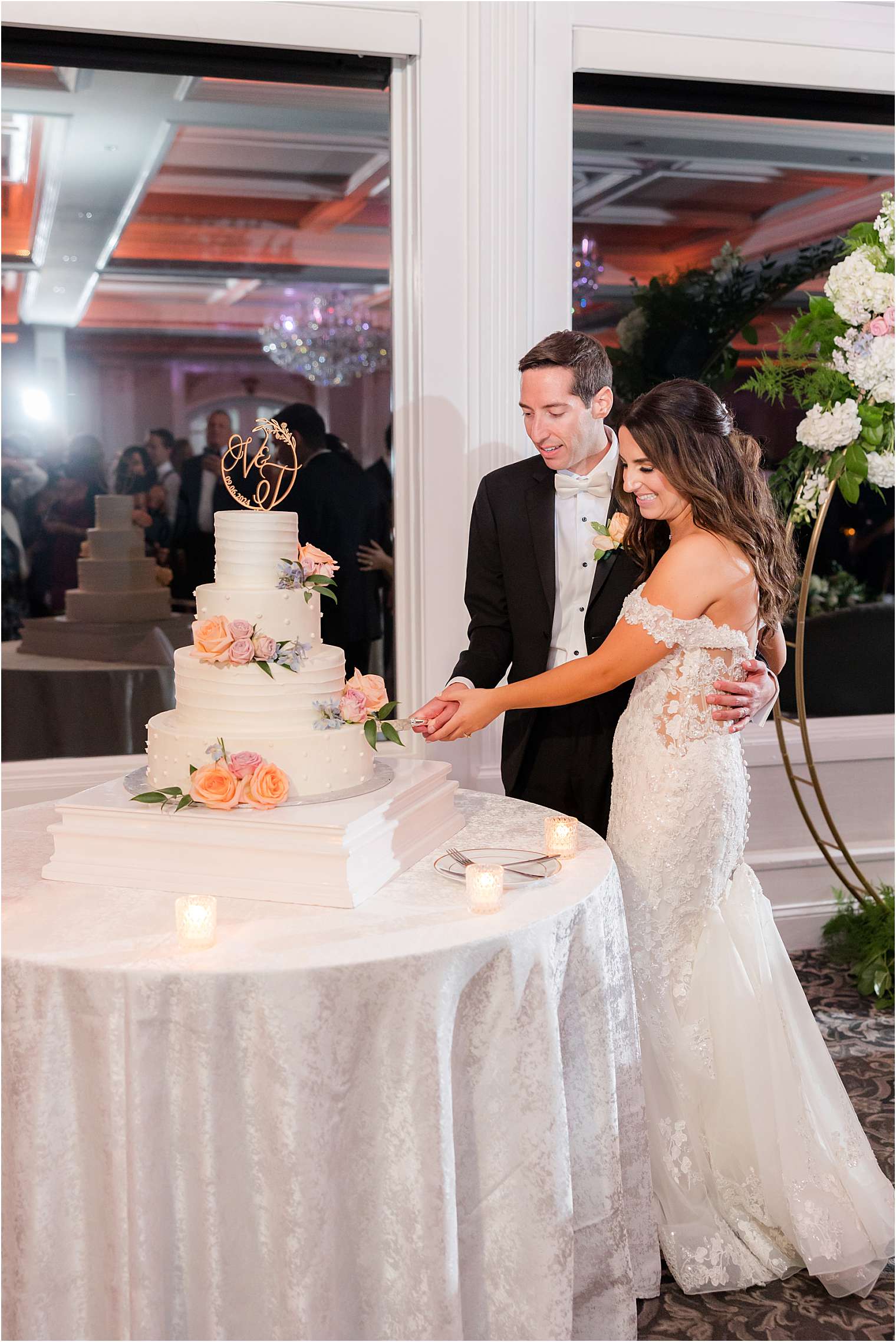 Husband and wife cutting the cake.