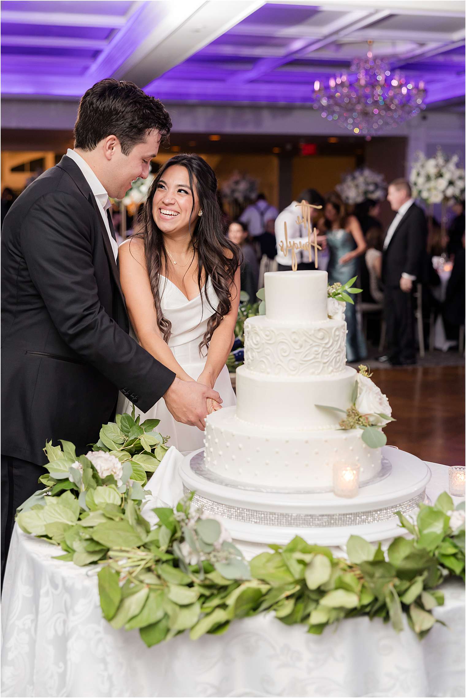 husband and wife cutting the cake