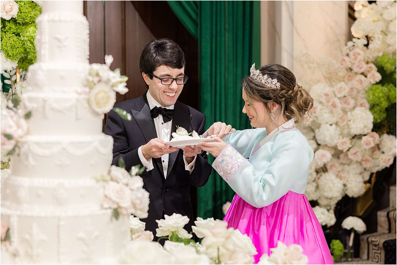 husband and wife cutting the cake