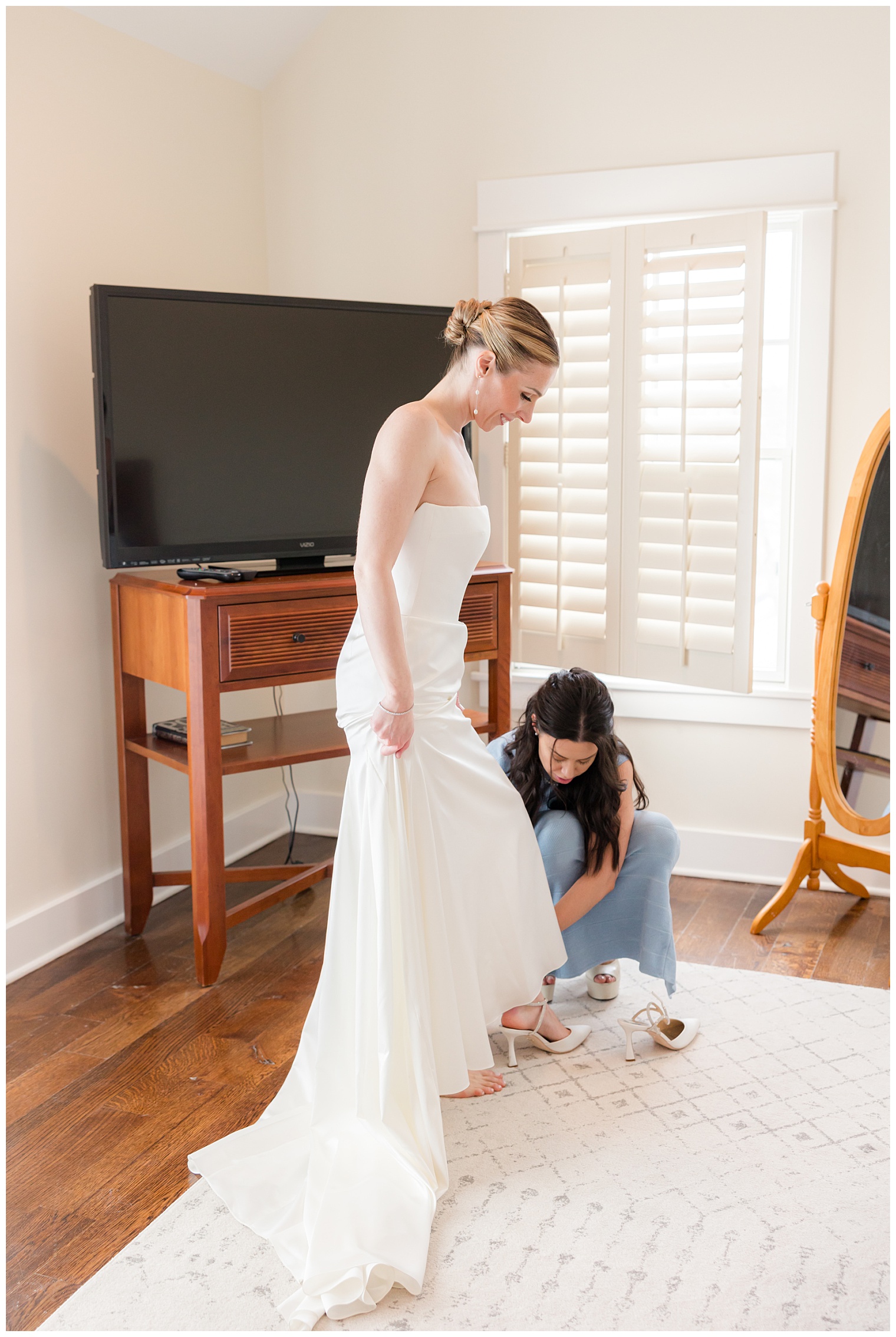 maid of honor helping the bride 