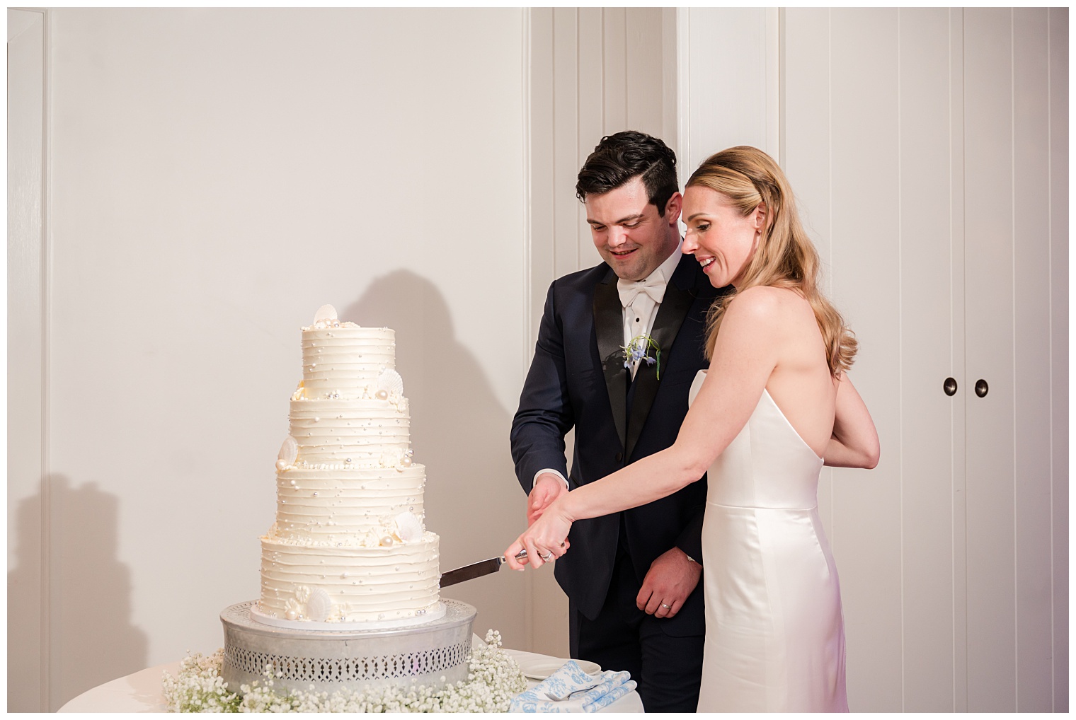 husband and wife cutting the cake