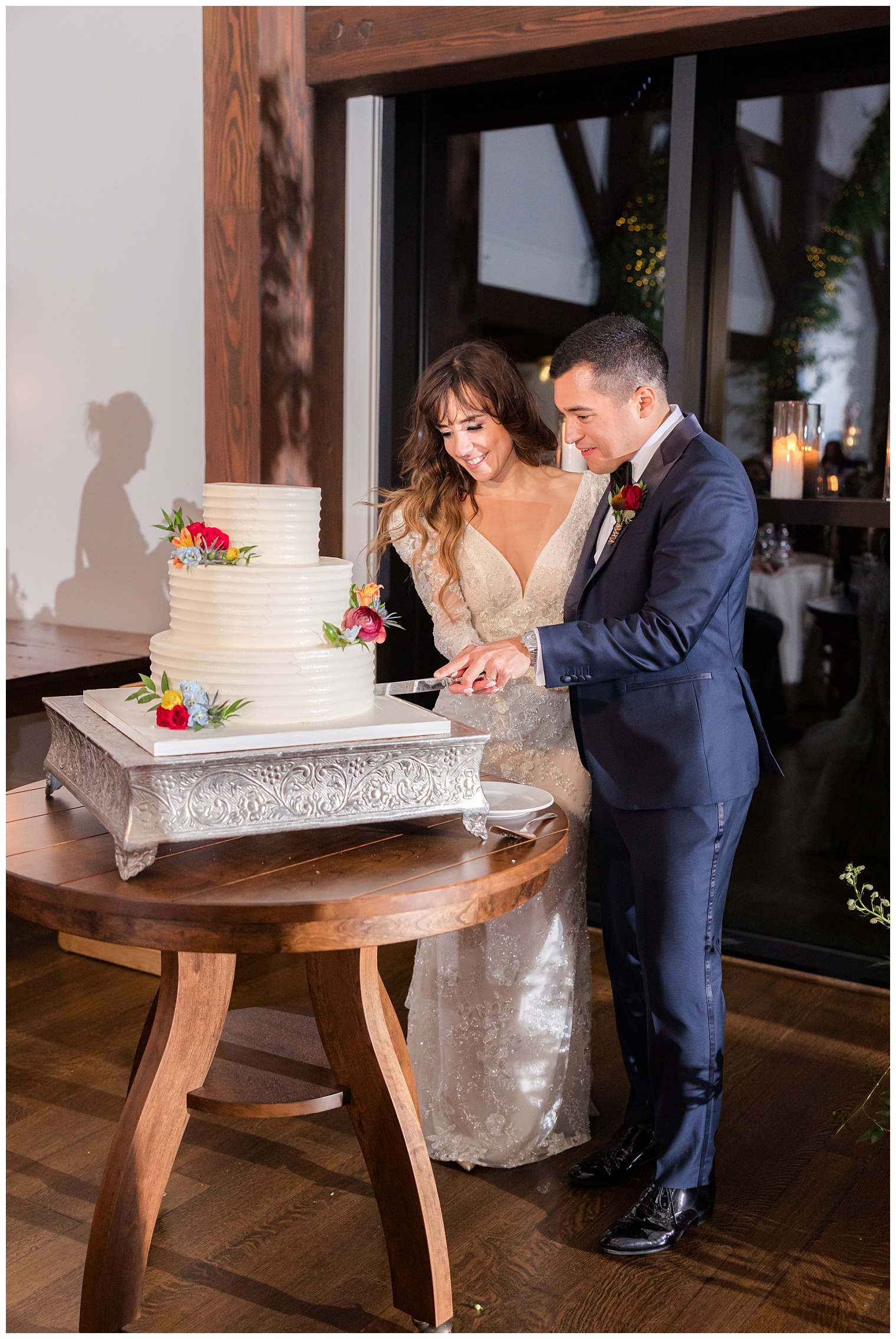 Husband and wife cutting the cake. 