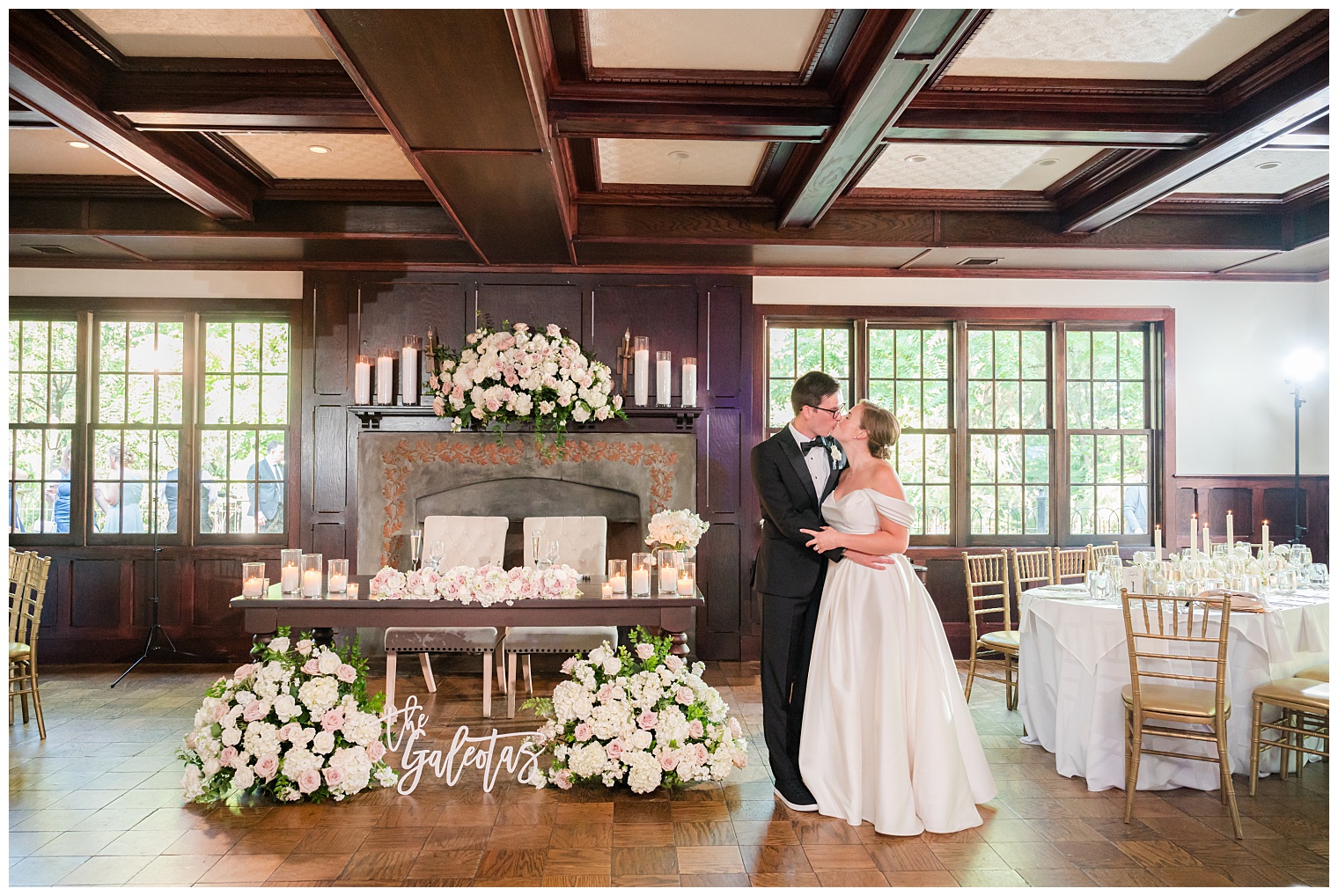 couple at the sweetheart table