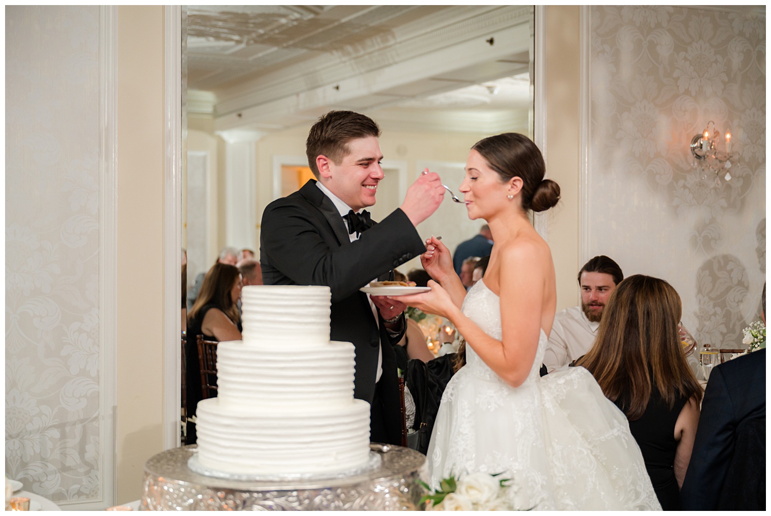 husband and wife cutting the cake