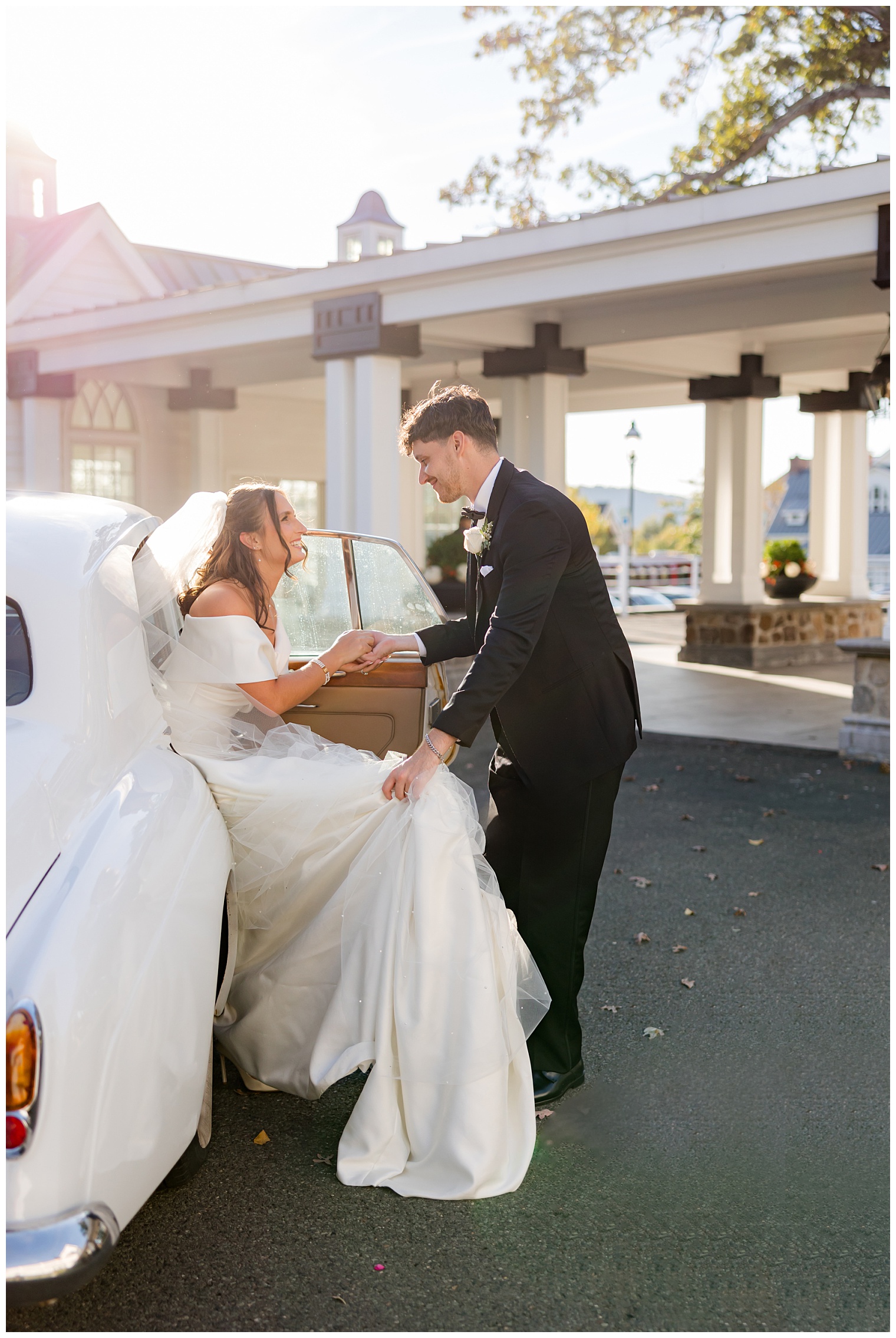 groom and bride arriving to the venue