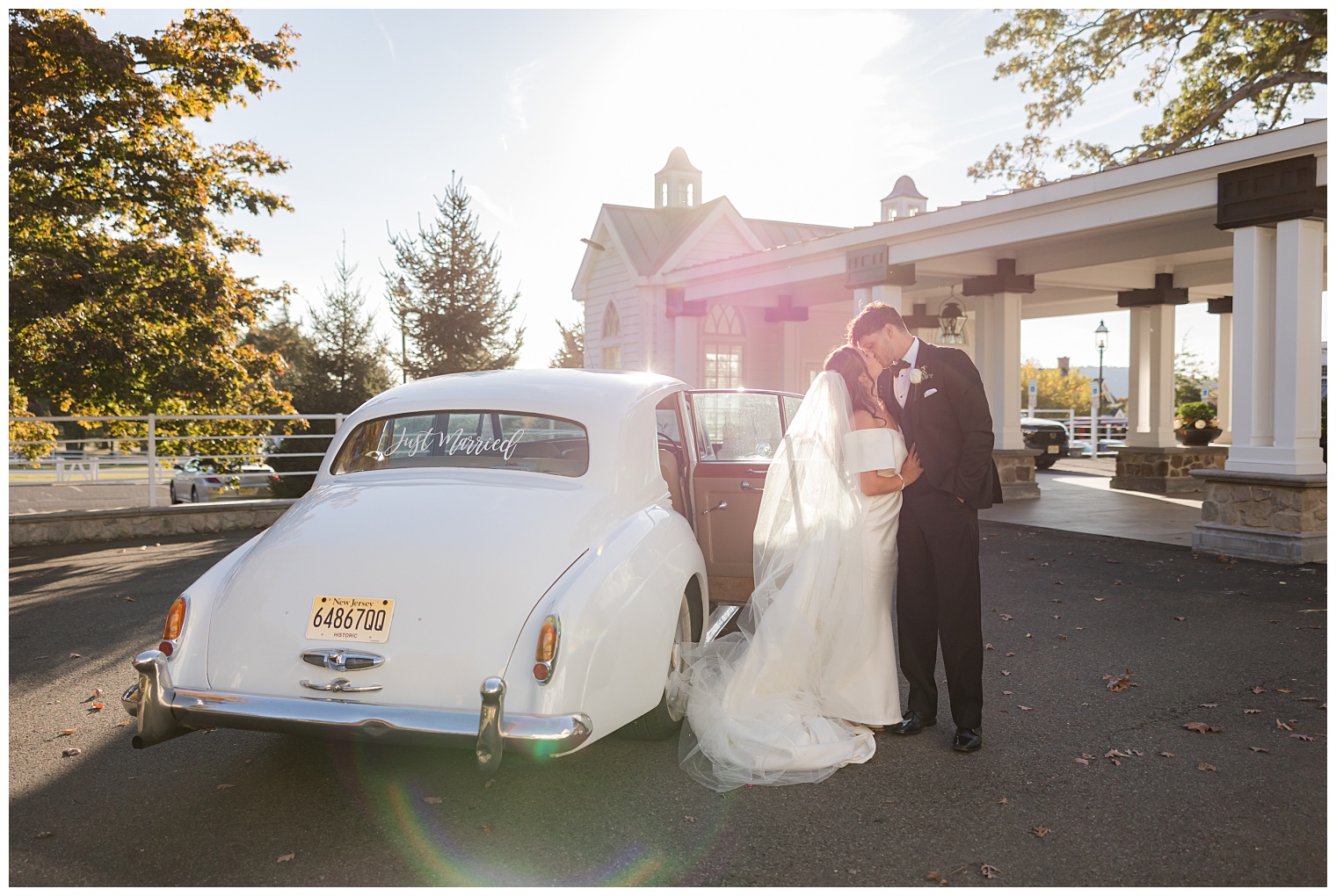 groom and bride arriving to the venue