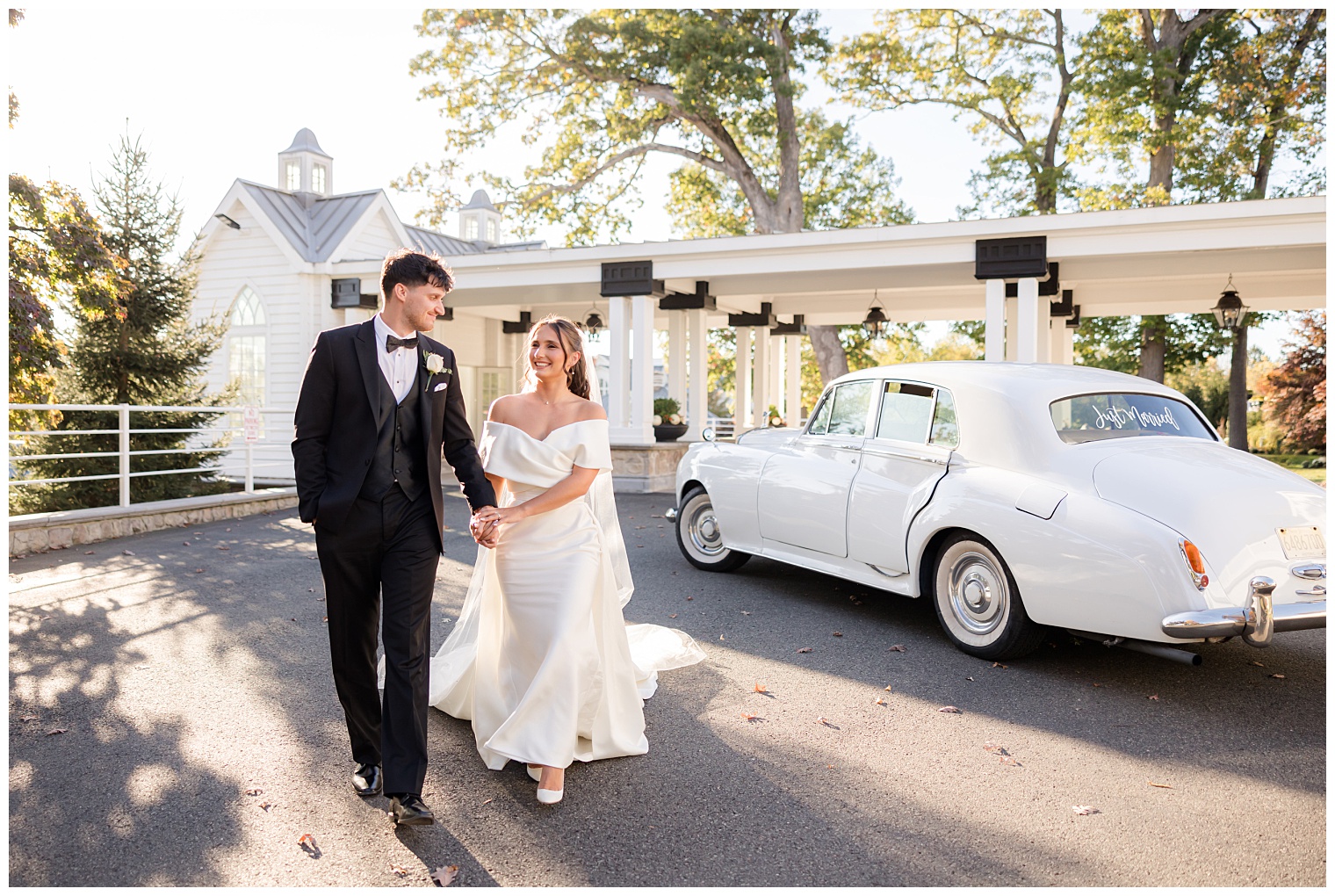 groom and bride arriving to the venue